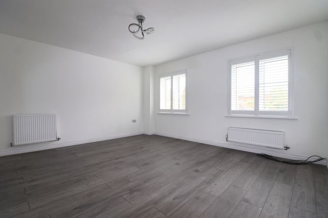 151, Sachfield Drive, Grays photo 2