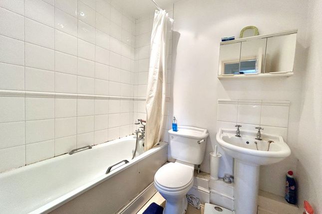 Browns Court, Cippenham photo 5