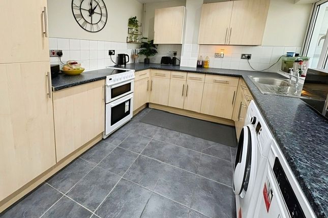 14, Golf Drive, Nuneaton photo 2