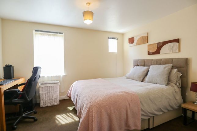 26, Kingfisher Court, Calne photo 2
