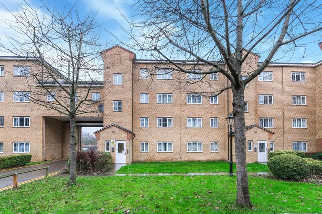 Flat to rent in Wellington House, Romford RM2