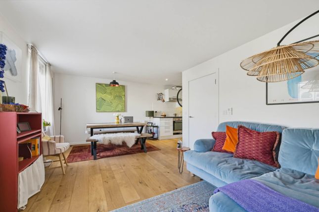 Flat C, Amhurst Road, London photo 2