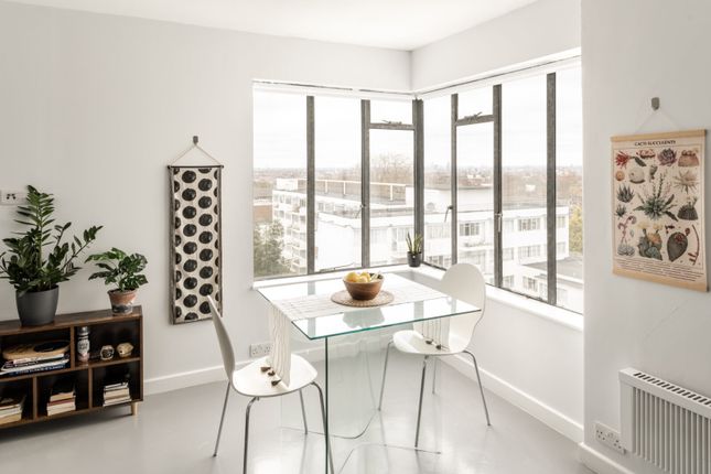 Flat for sale in Pullman Court XV, Streatham Hill, London