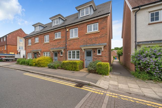 Thumbnail Detached house for sale in Sparrowhawk Way, Bracknell, Berkshire