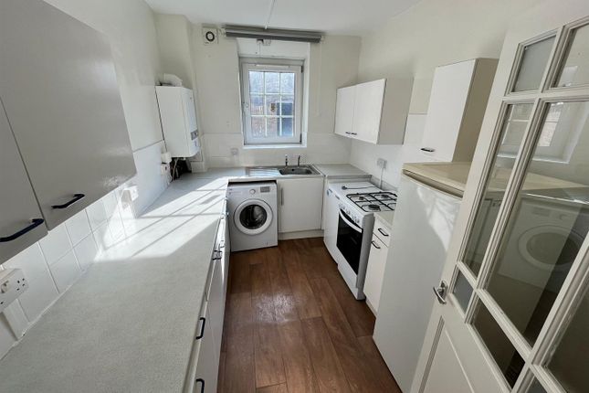 Flat to rent in Stockwell Gardens, London