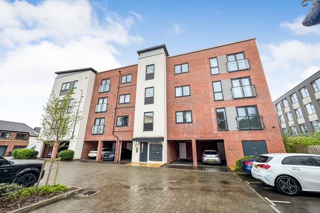 Thumbnail Flat for sale in Elvian Close, Reading