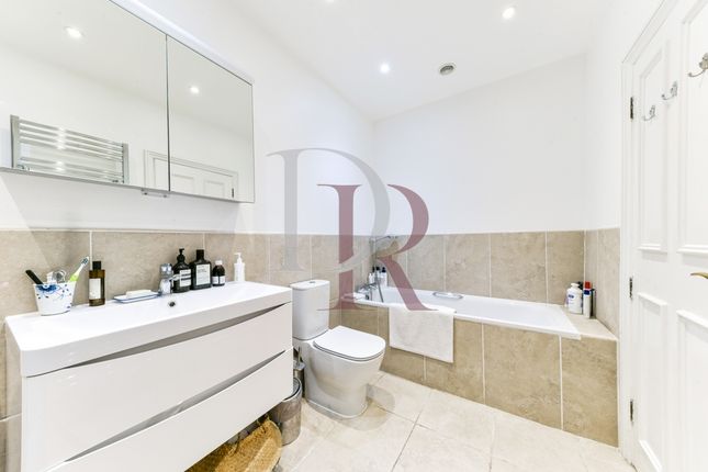 Flat for sale in Highbury Crescent, Highbury