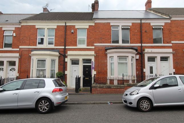3 bedroom flat for sale in Wingrove Gardens, Newcastle Upon Tyne