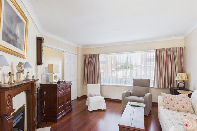 2, Longacre, Harlow photo 4