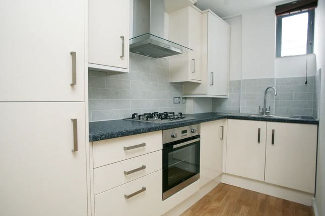 Flat 1, City East Building, London photo 4