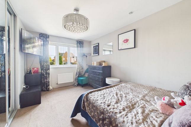 44, Clayhill Gardens, Rochester photo 4