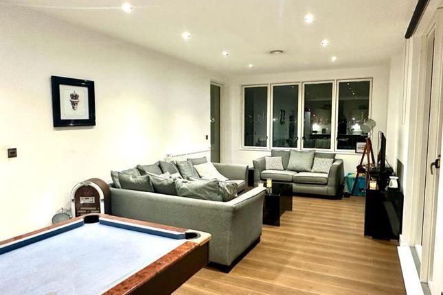 Flat to rent in Baillie Apartments, Lock Side Way, London