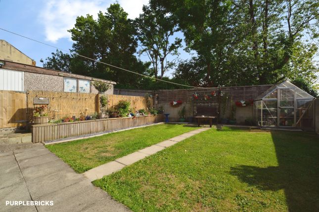 1, Manor Close, Yeadon, Leeds photo 3