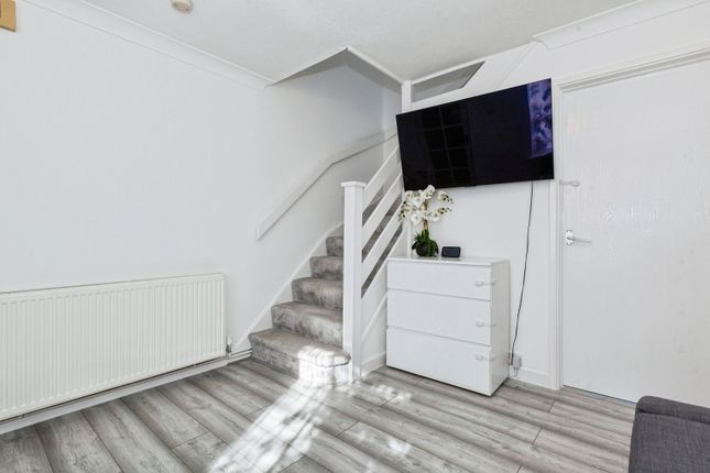 88, Braemar Gardens, Slough photo 3