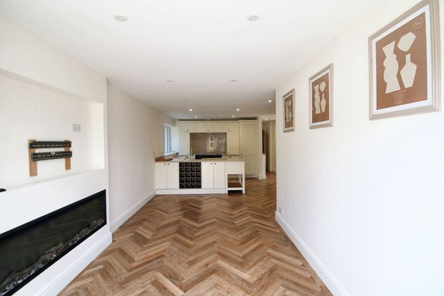 14 Pilgrims View, Surrey photo 3