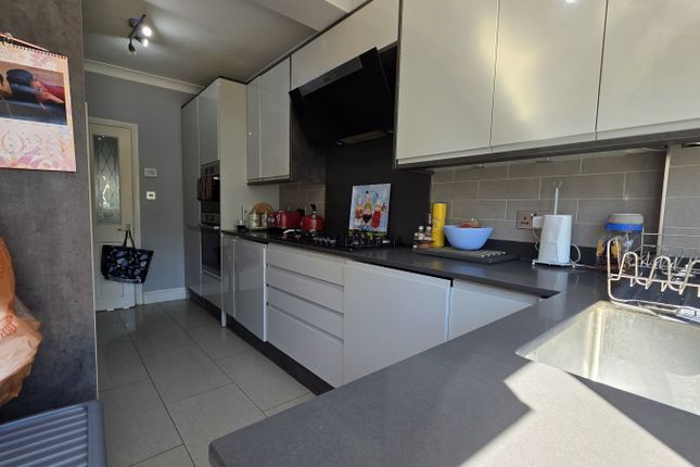 136 Lyndhurst Drive, Romford photo 2