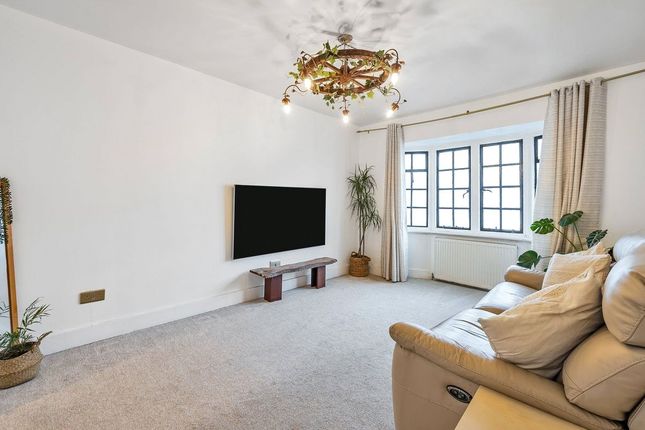 Flat D, 33, South Street, Surrey photo 2