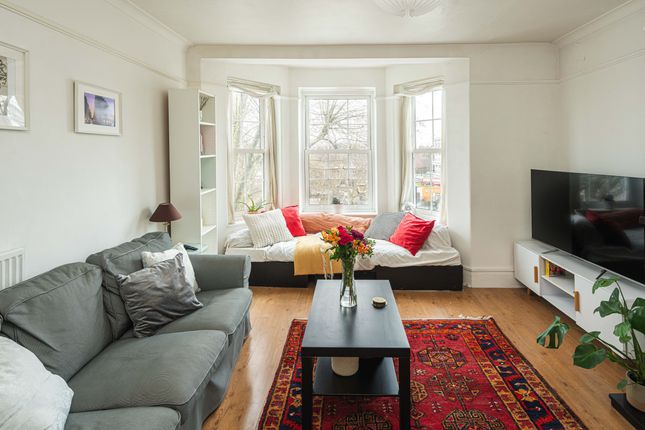 Flat 32 Newark House, Loughborough Estate, London photo 4