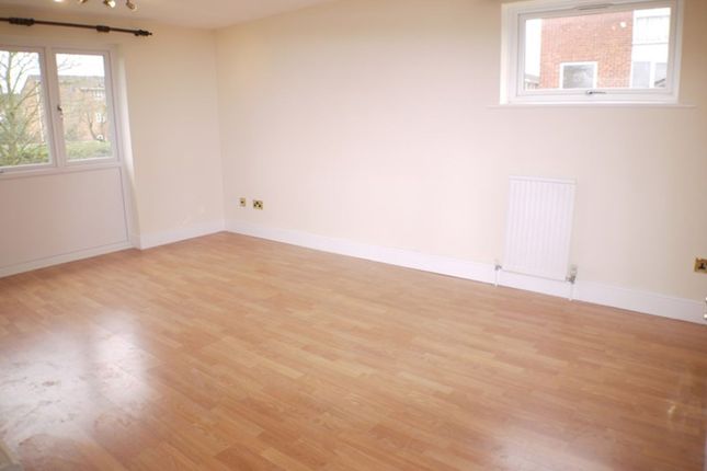 32 Shurland Avenue, Barnet photo 2