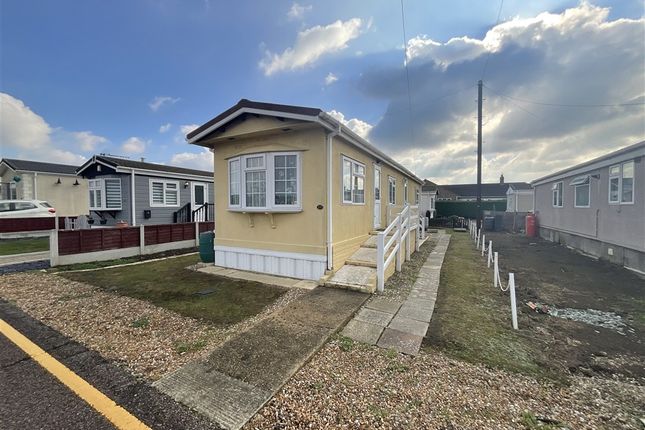 2-bed caravan on Lower Dunton Road Dunton, Brentwood, £130,000