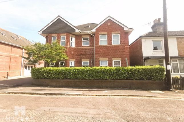 Thumbnail Flat to rent in Alfred Court, 100 Shelley Road East, Bournemouth