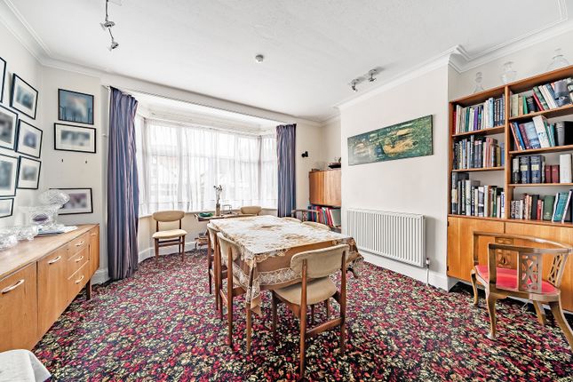 27, Hillside Gardens, Edgware photo 2