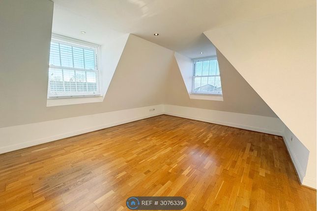 Flat    Streatham High Road, London photo 3