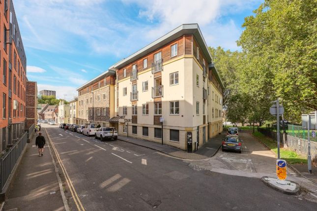 Flat 18, Cabot Court, Braggs Lane, Bristol photo 2