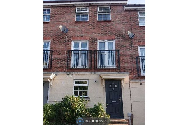 3-bed terraced on Harper Close, Chafford Hundred, Grays, £1,985/mo