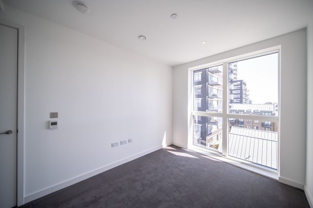 Flat for sale in Orchard Place, London