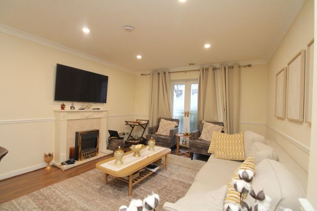 Thumbnail Flat to rent in Ibberton House, 70 Russell Road, London