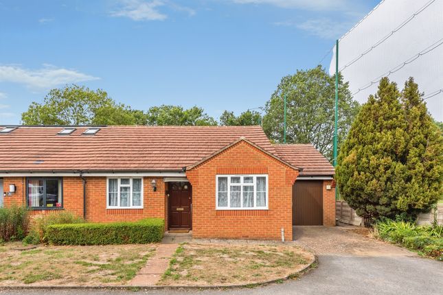 2-bed bungalow on 6, Fernhill Close, Thame, £375,000