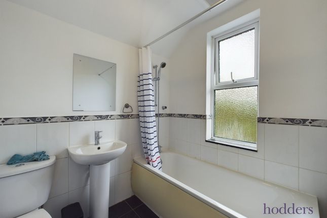Room 4, 85, Simplemarsh Road, Surrey photo 5