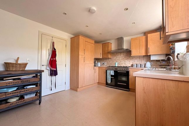 18, Farnborough Drive, Northamptonshire photo 2