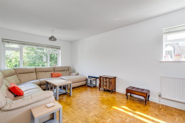 Thumbnail Flat to rent in Courtfield, Sutton Court Road, Chiswick