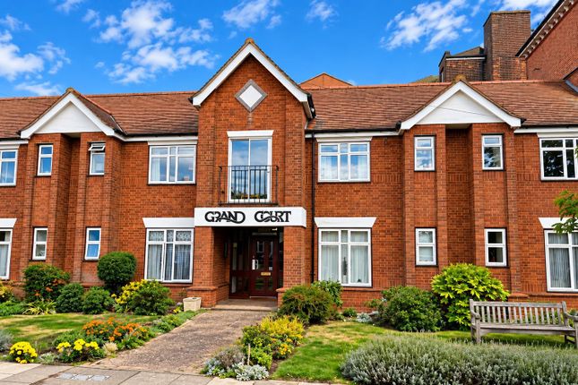 7 Grand Court, Fourth Avenue, Frinton-on-Sea photo 4