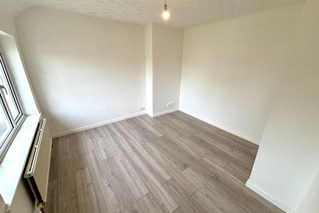 12 Hunters Hall Road, Dagenham photo 5