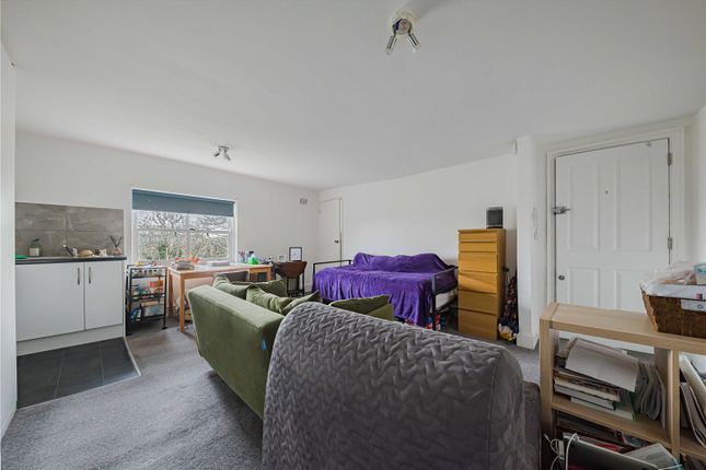 Flat 8, 157, Victoria Way, London photo 4