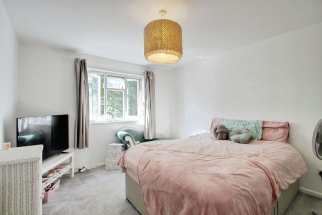 35, Burton Way, Windsor photo 4