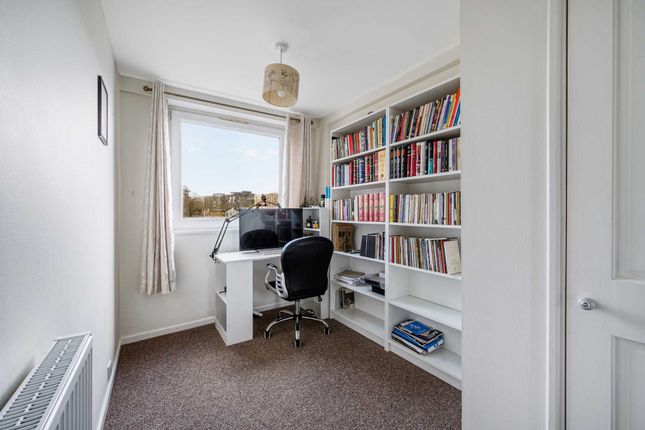 Flat for sale in Romulus Court, Brentford Dock