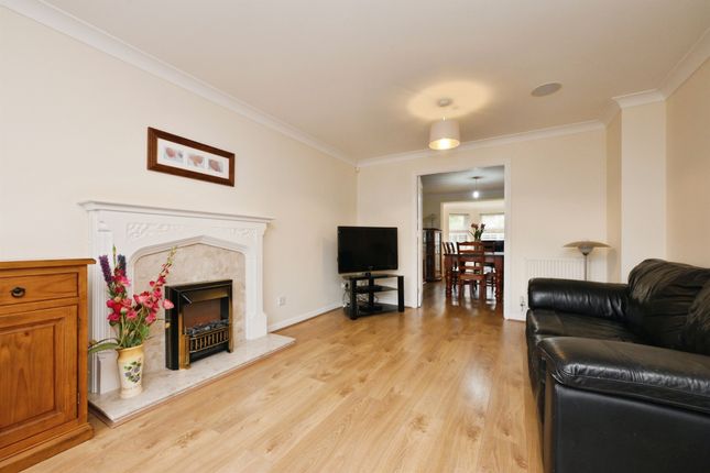 45, Pulham Avenue, Broxbourne photo 2