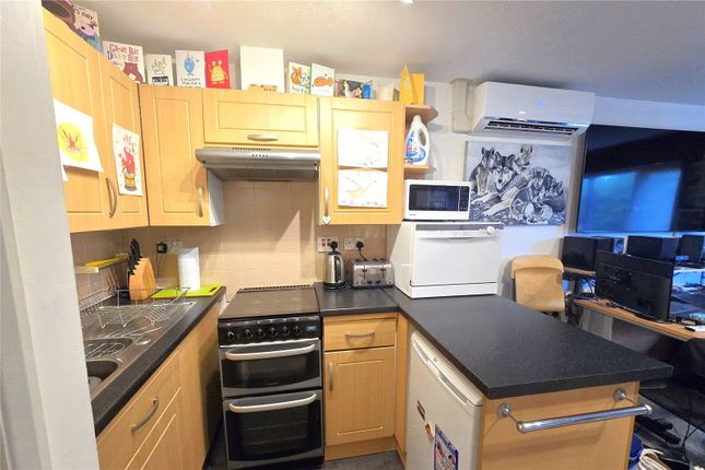 32, Highview, Knaphill photo 4