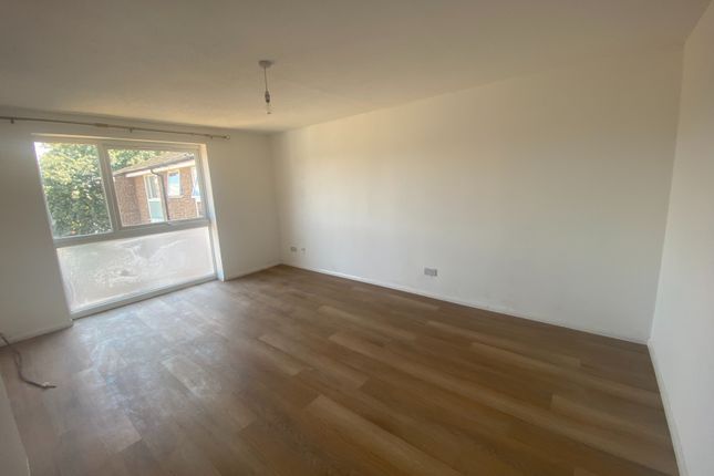 51, Thamesdale, St. Albans photo 3