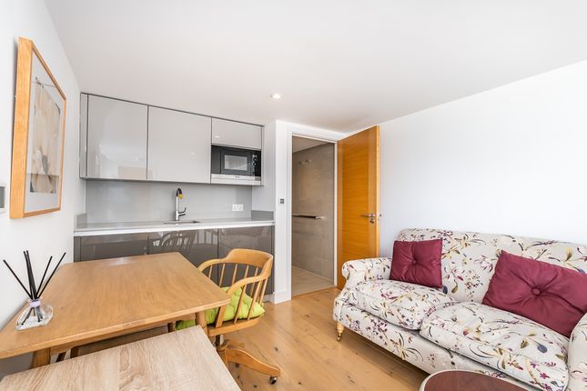 Flat to rent in St. Peters Square, London