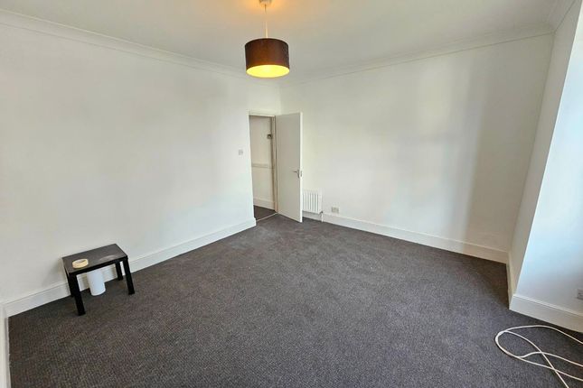 First Floor Flat, 32 Stanthorpe Road, London photo 3