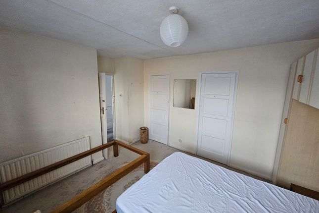 17, Trevor Close, Northolt photo 5