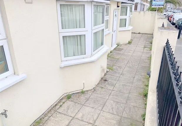 31c, Engleheart Road Catford, London photo 2