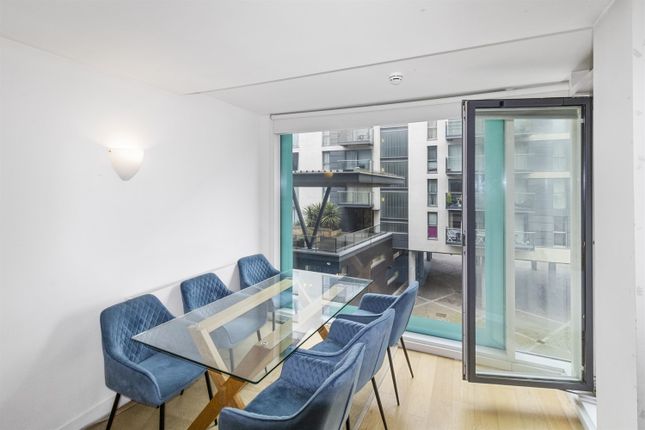 Flat to rent in Cardinal Building, Station Approach
