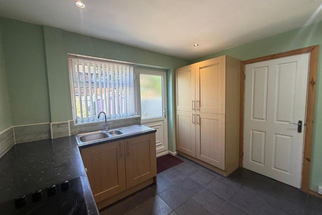 34, Whincover Gardens, Leeds photo 4