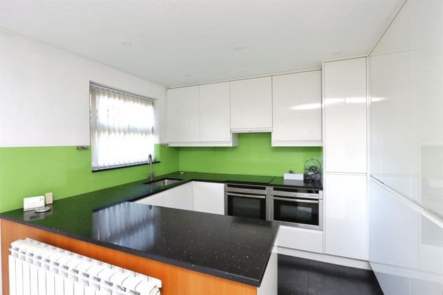 10, Netherfield Close, Chesterfield photo 4